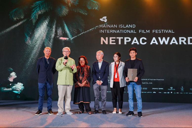 Prof Xie Fei explains the background of the NETPAC award after it was presented to  Raymund Ribay Gutierrez (R) by the NETPAC jury members (L to R) Ed Lejano, Wong Tuck  Cheong and Cao Liuying, in the presence of NETPAC founder Aruna Vasudev.